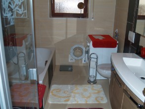 Badezimmer mit Wanne und Dusche